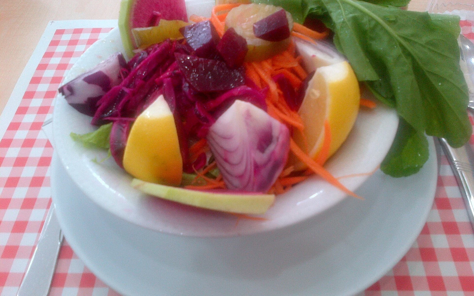Karadeniz usulü renkli bir salata tabağı. Amasra’da çekilmiş bir restoran fotoğrafı değildir.